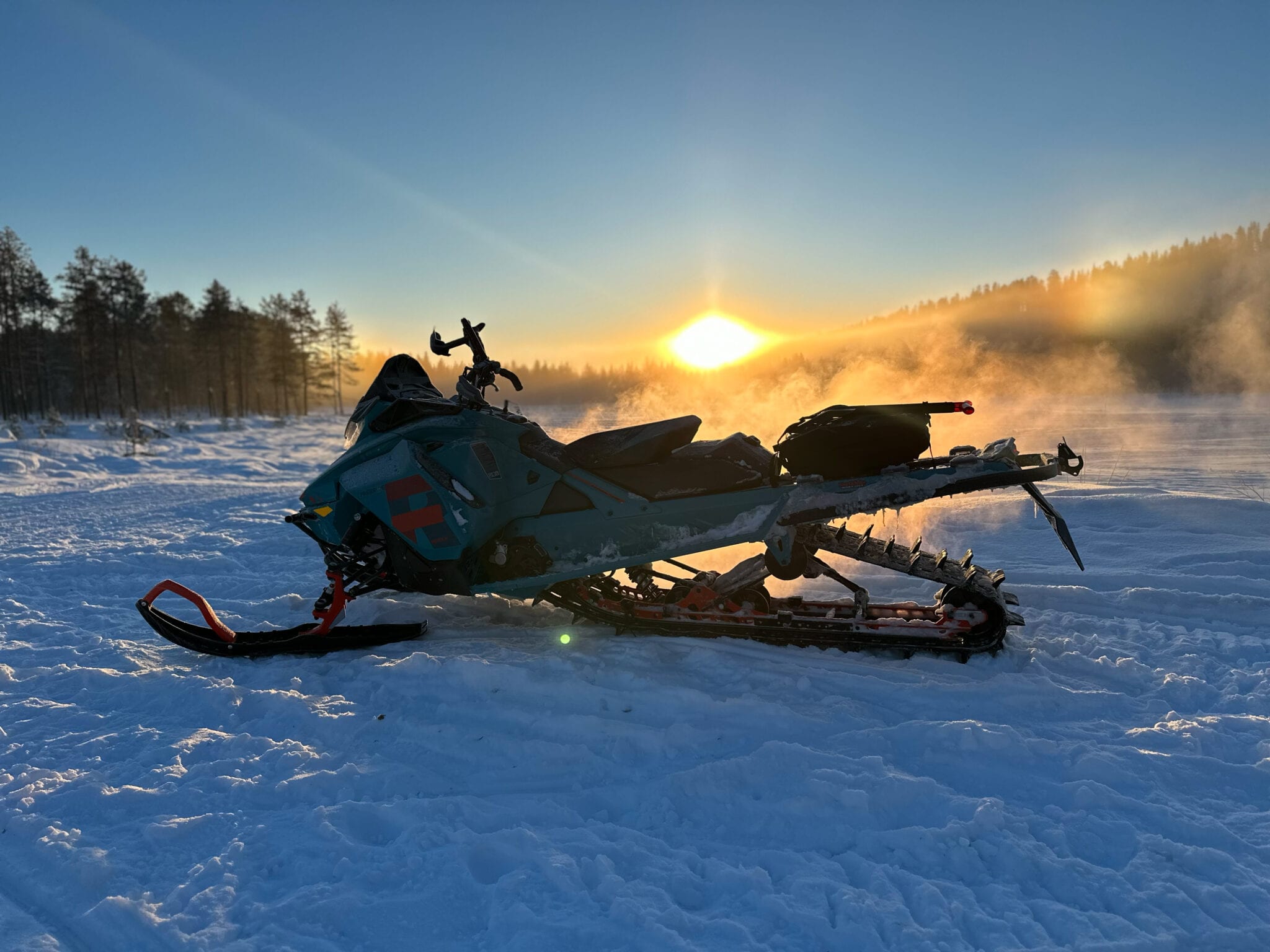 Schneemobil Skidoo Freeride 850 vor der Schneemobiltour bei Sonnenuntergang in Norrbotten schwedisch Lappland.Arvidsjaur.