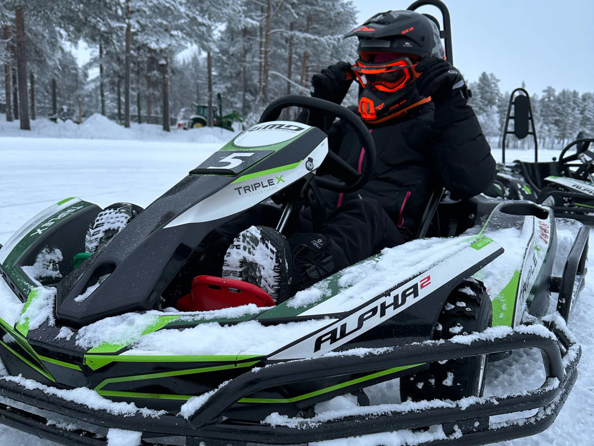 Eine Person fährt in einem Kart mit Spikes auf einem gefrorenem See. Kart on ice.