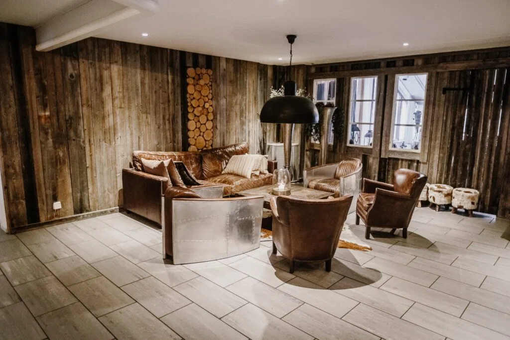 gemütliche Sitzgruppe im Hotel Laponia in Arvidsjaur. Holzdeko verschafft eine entspannte Atmosphäre.