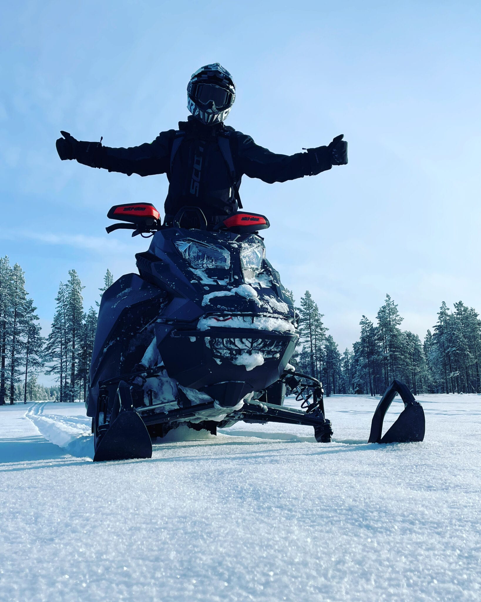 Schneemobil Skidoo Summit 850 Turbo auf einer Tour durch die verschneite Landschaft.
